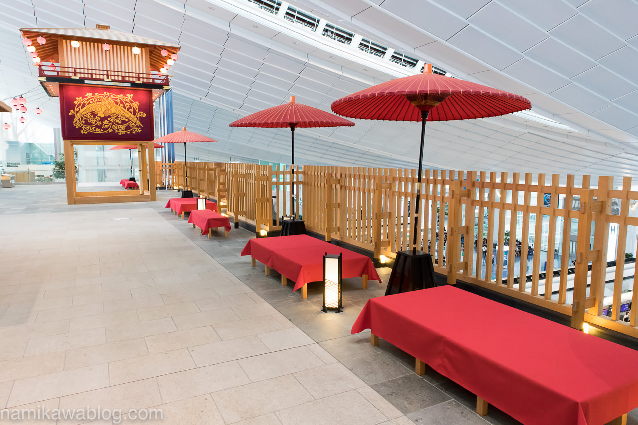 羽田空港国際線ターミナルはねだ日本橋の赤い椅子