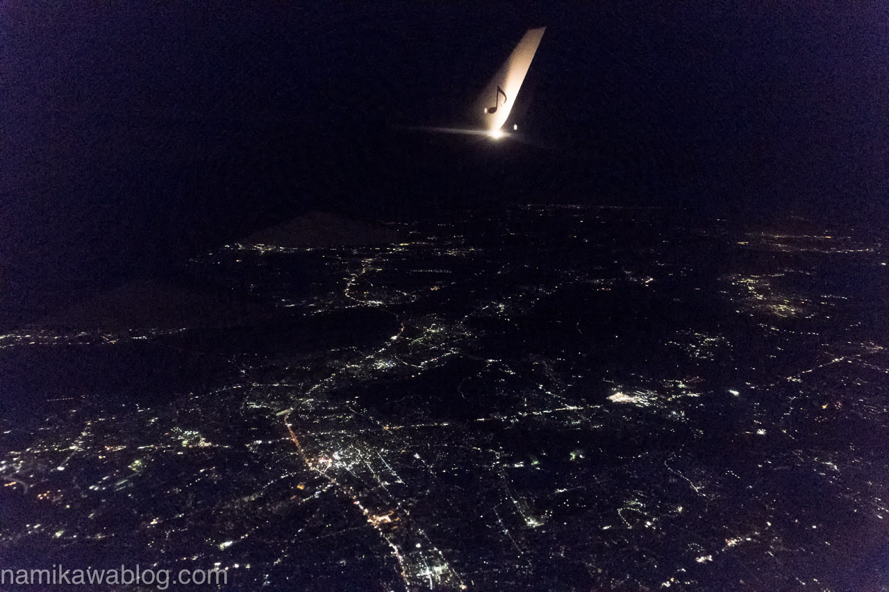 羽田空港離陸直後の東京の夜景スカイマークの尾翼付き