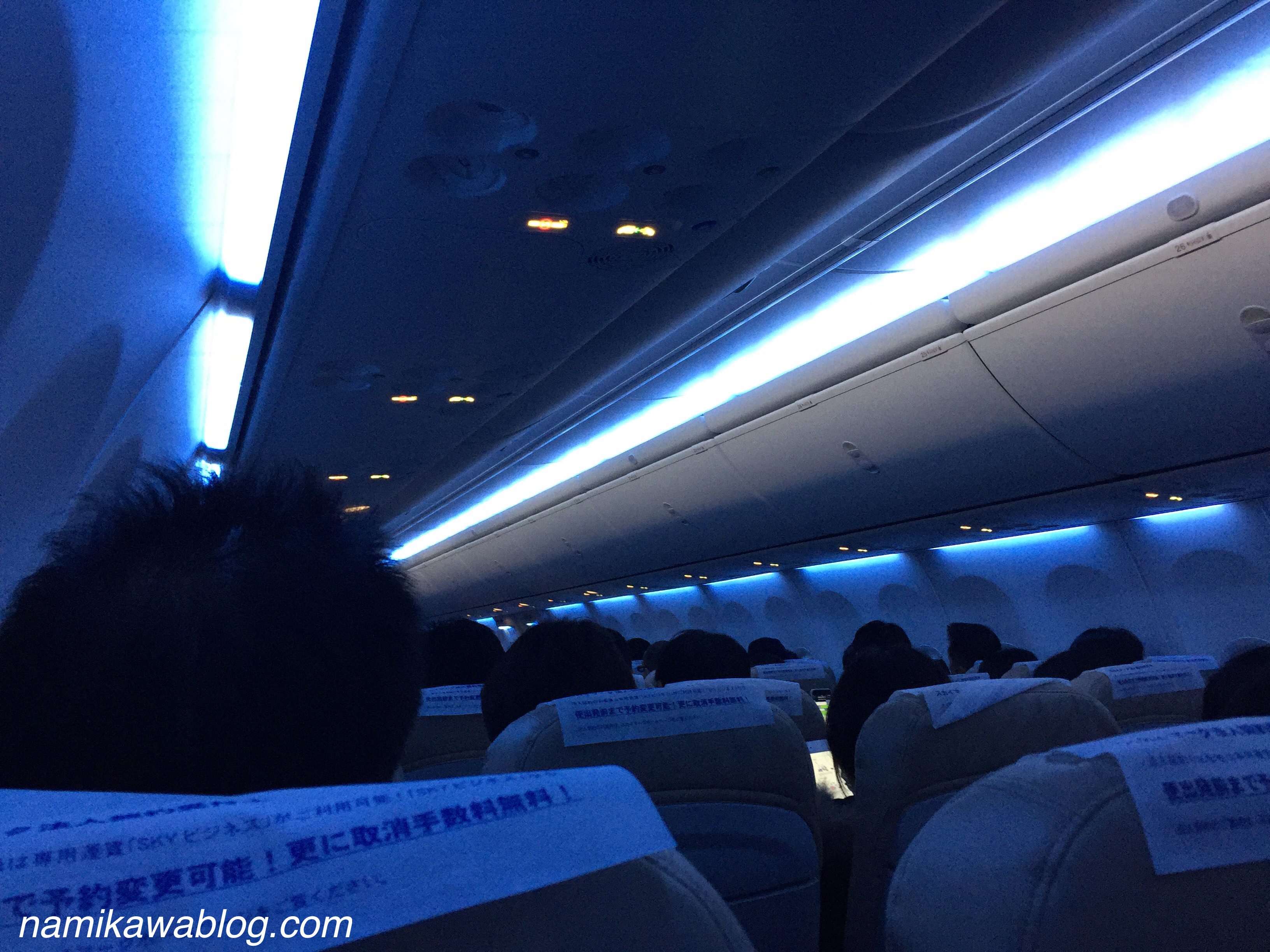神戸空港発新千歳空港行きスカイマークSKY173便の機内照明ブルー