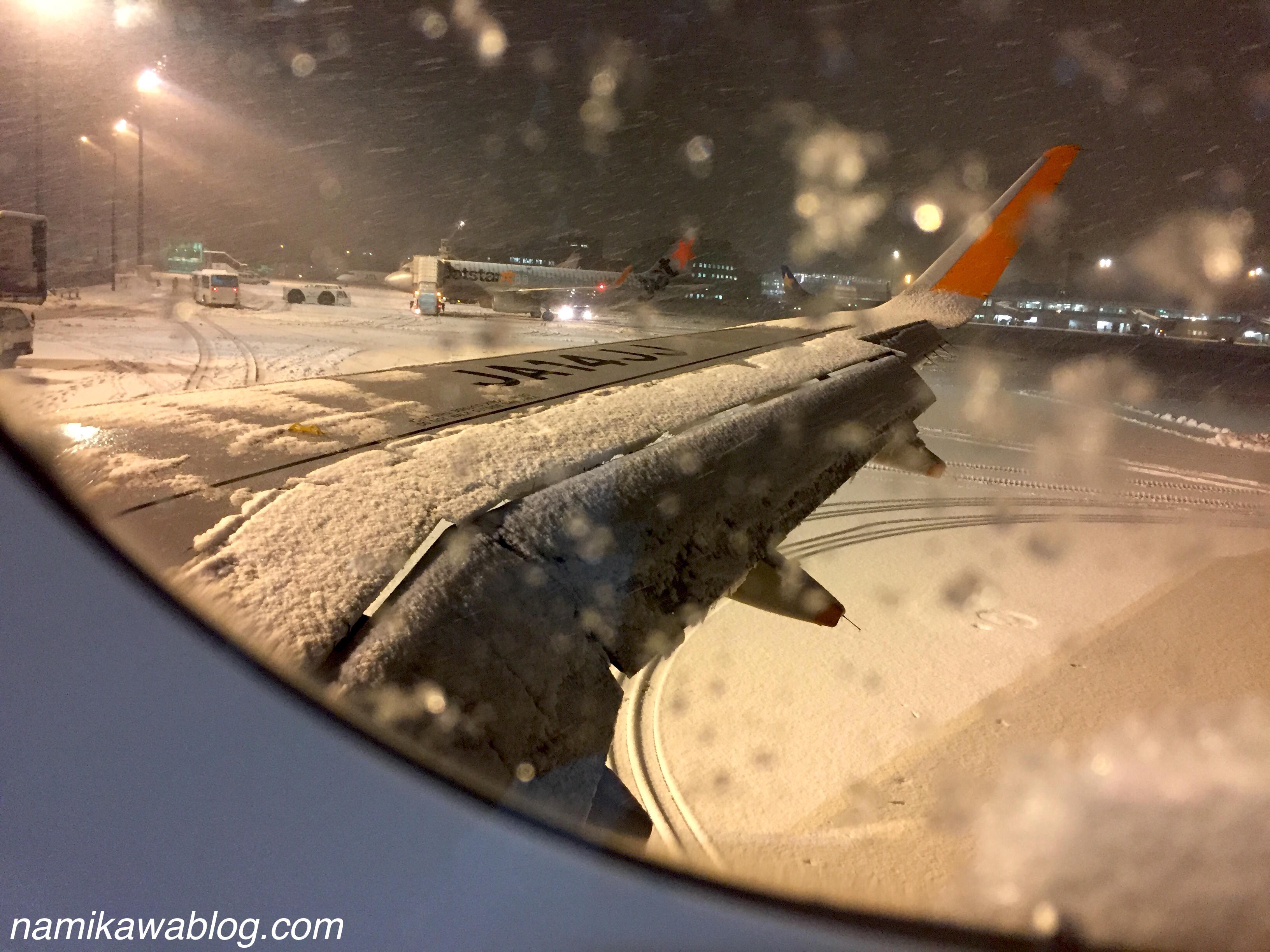 新千歳空港の駐機場での大雪