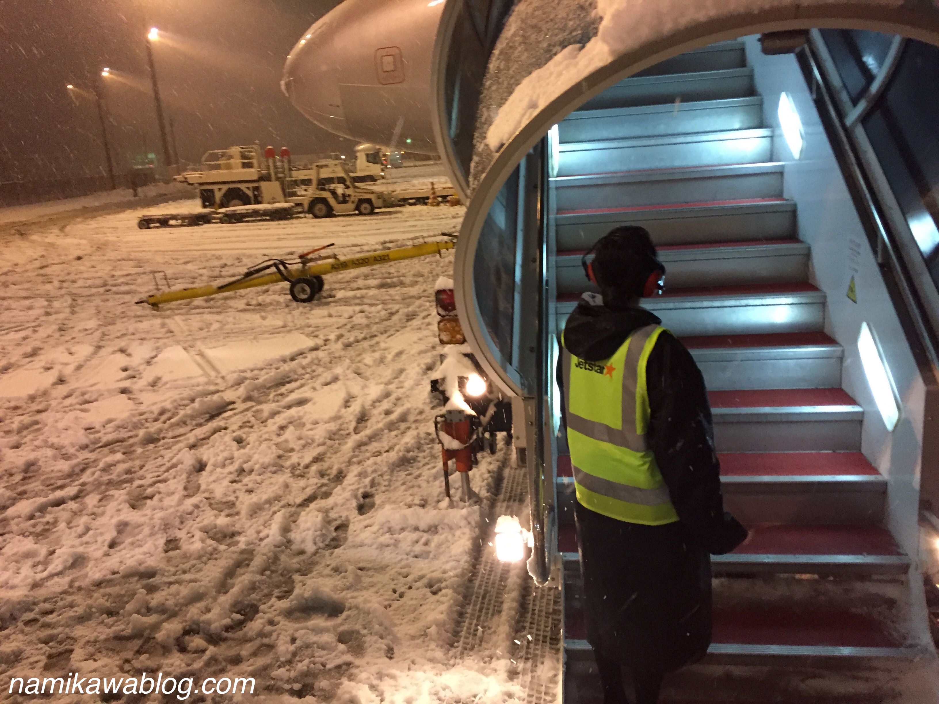 ジェットスター機内から外に出た大雪の新千歳空港の様子