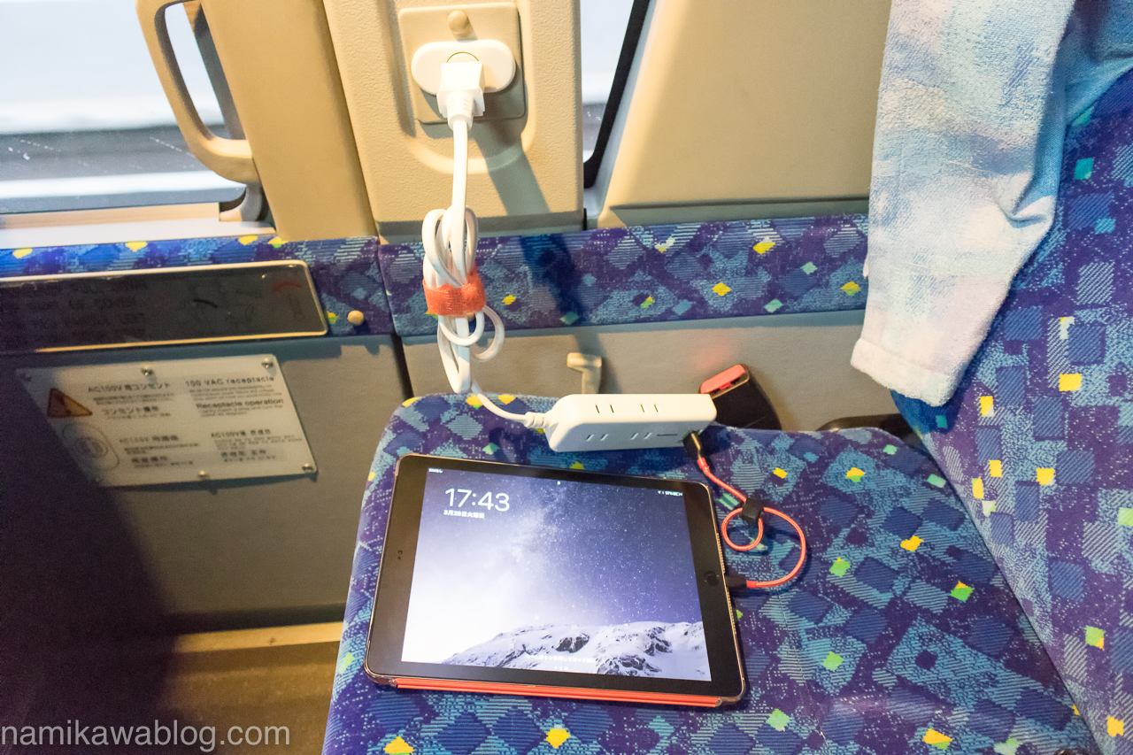 京成高速バス「東京シャトル」でタブレットを充電中