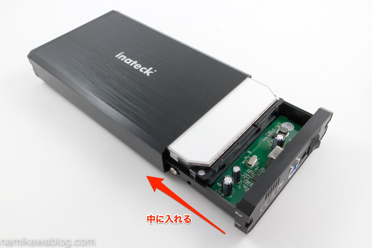 ハードディスクをInateck 2.5/3.5インチ USB3.0 HDD外付けケース「FE3001」本体に差し込む