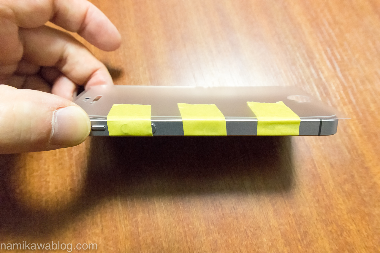 パワーサポート・衝撃吸収アンチグレアフィルムセット for iPhone5s/5 PJK-08　貼り付け作業とマスキングテープ