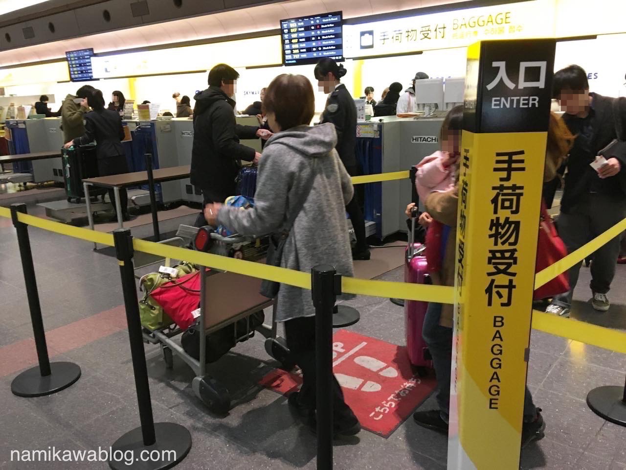 羽田空港第1ターミナル・スカイマーク手荷物受付の様子