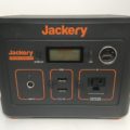 Jackery ポータブル電源 400のシガーソケットにAUKEY CC-A4 カーチャージャー USB 急速充電 デュアルポートUSB-C 30W PDカーチャージャー、USB 車載充電器 【2ポート/30W/12V・24V車/急速充電】 iPhone/iPad/Android/IQOS 等対応 (ブラック)を挿して全体の画像